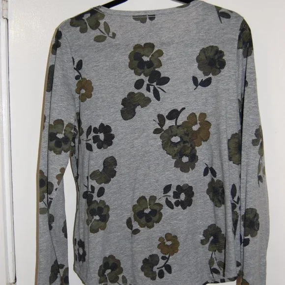 "The Everyday Tee", grey tee with olive and black flowers - Picture 2 of 6